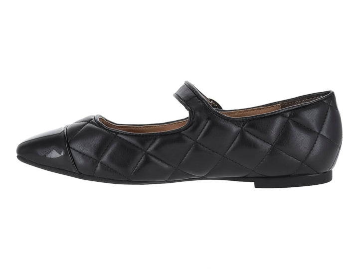 Zapato plano negro acolchado con punta de charol y correa con hebilla plateada.