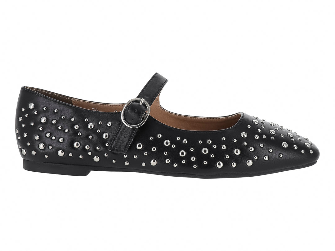 Zapato plano negro con tachuelas plateadas y correa con hebilla.