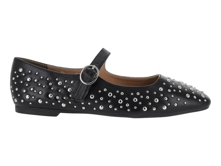 Zapato plano negro con tachuelas plateadas y correa con hebilla.