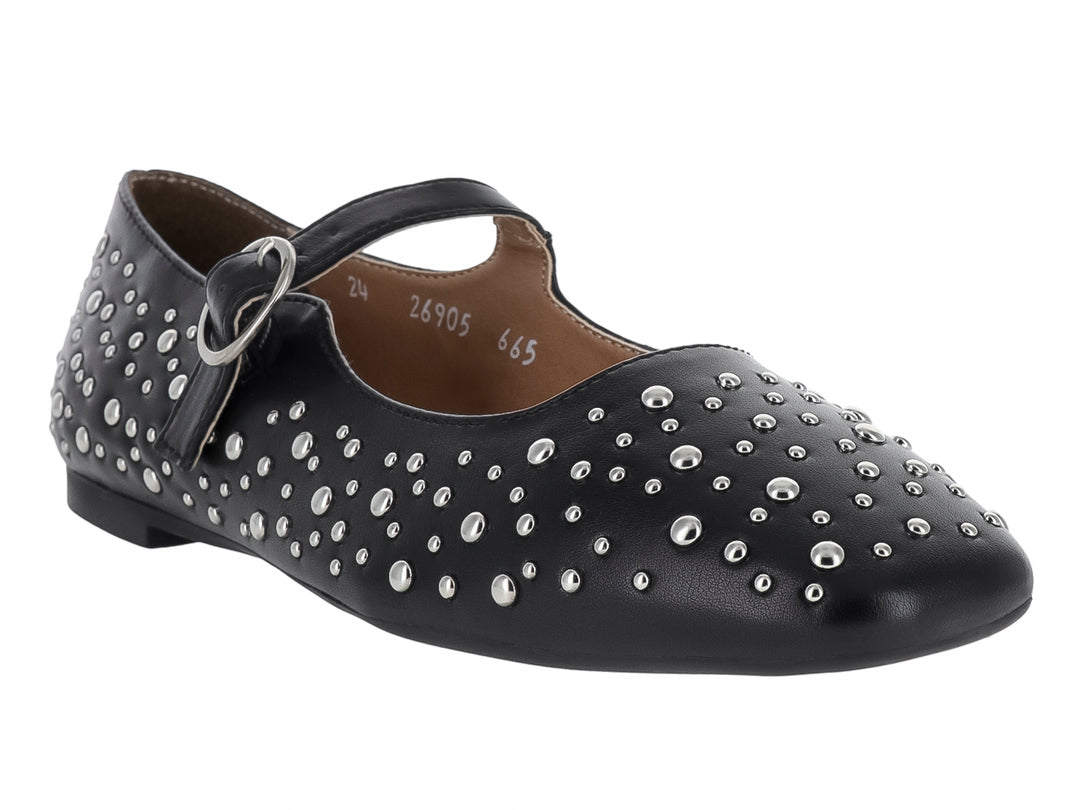 Zapato plano negro con tachuelas plateadas y correa con hebilla.