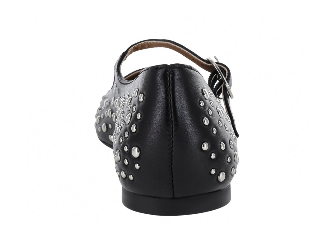 Zapato plano negro con tachuelas plateadas y correa con hebilla.