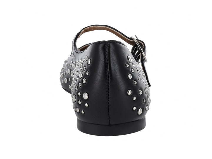 Zapato plano negro con tachuelas plateadas y correa con hebilla.