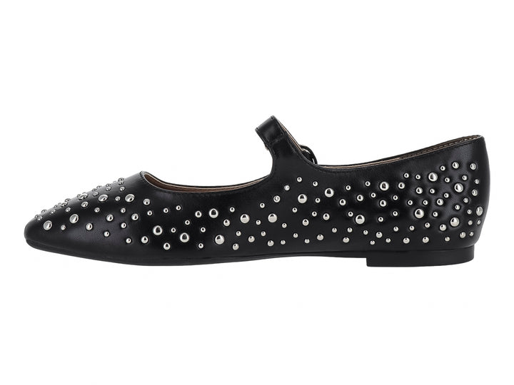 Zapato plano negro con tachuelas plateadas y correa con hebilla.
