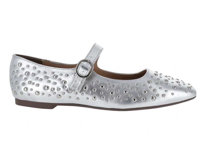 Zapato plano plateado para niña con detalles de tachuelas y correa con hebilla.