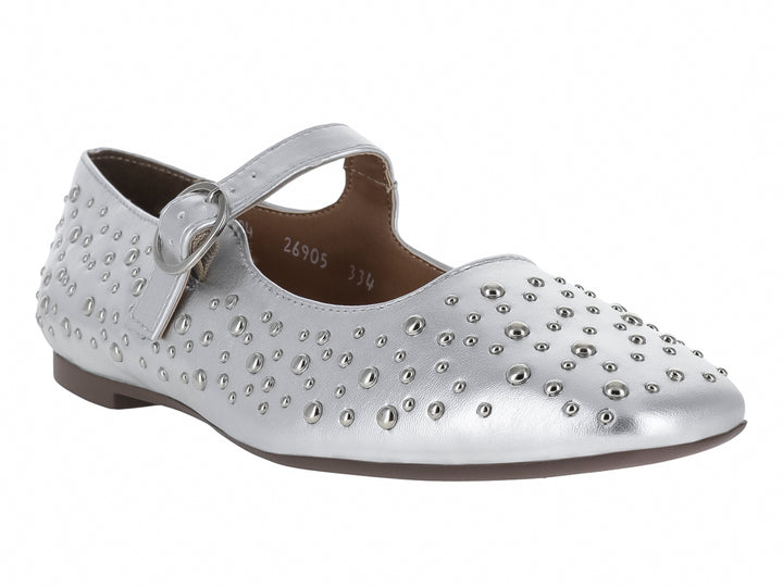 Zapato plano plateado para niña con detalles de tachuelas y correa con hebilla.