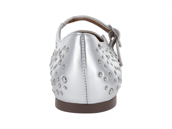 Zapato plano plateado para niña con detalles de tachuelas y correa con hebilla.