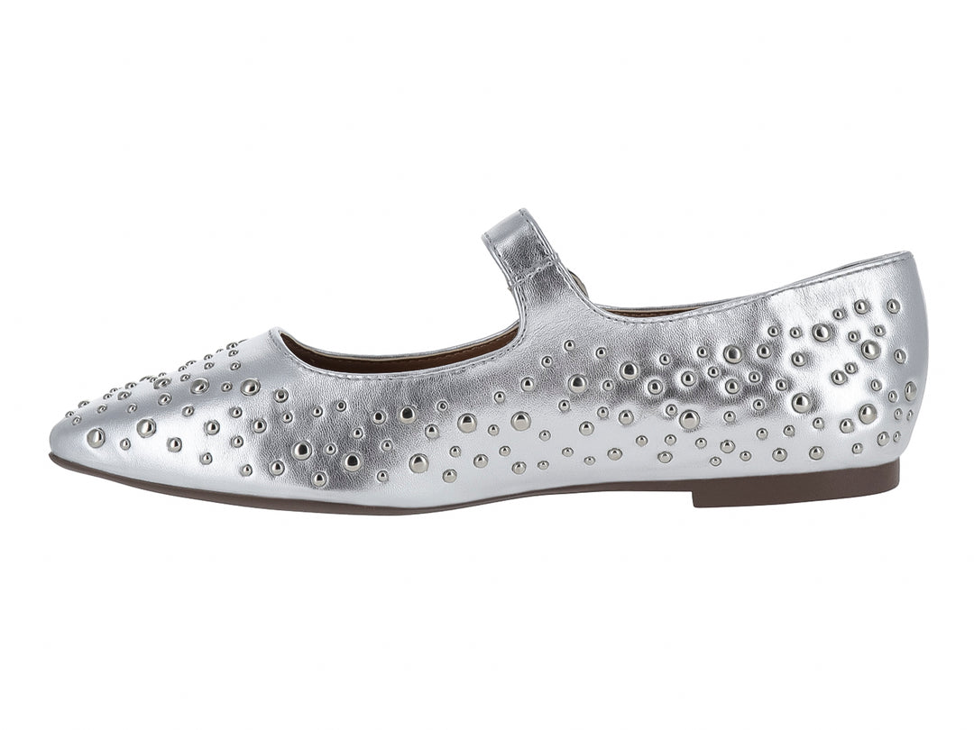 Zapato plano plateado para niña con detalles de tachuelas y correa con hebilla.