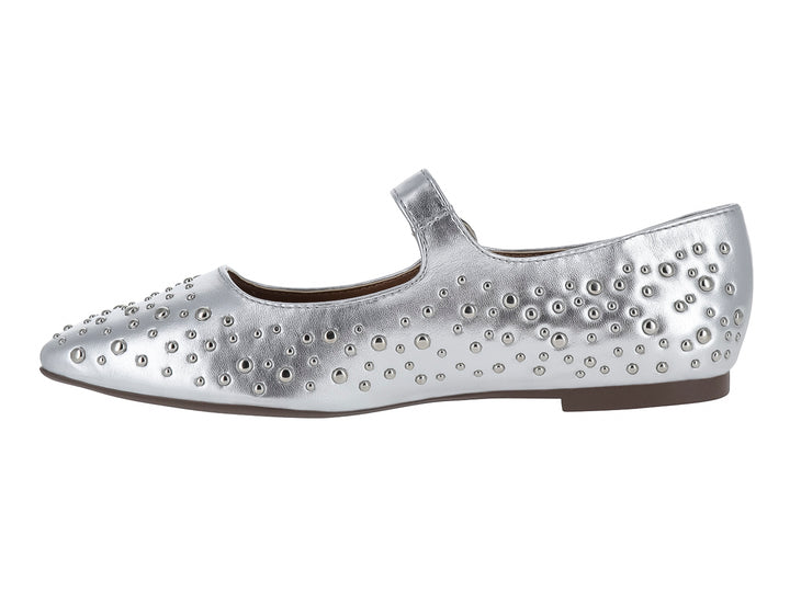 Zapato plano plateado para niña con detalles de tachuelas y correa con hebilla.