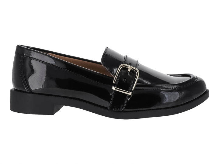Zapato mocasín de charol negro con hebilla metálica plateada y tacón bajo.