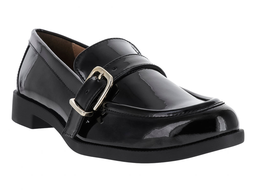 Zapato mocasín de charol negro con hebilla metálica plateada y tacón bajo.