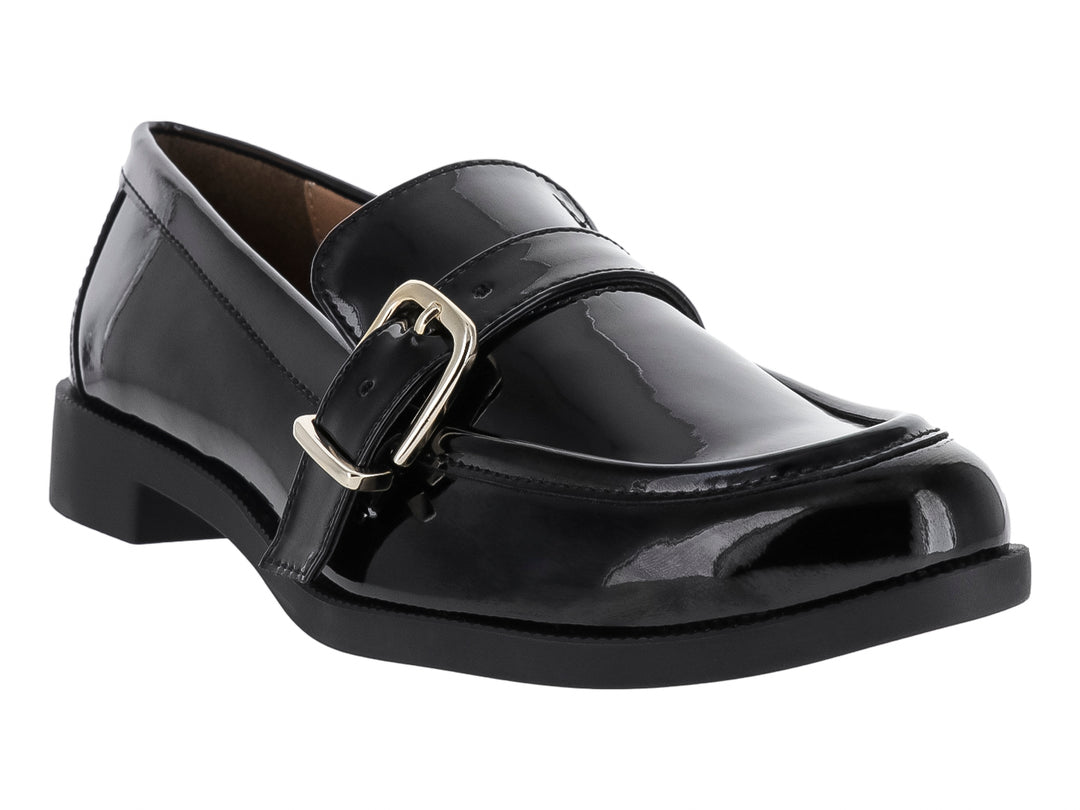 Zapato mocasín de charol negro con hebilla metálica plateada y tacón bajo.