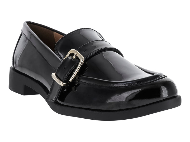 Zapato mocasín de charol negro con hebilla metálica plateada y tacón bajo.