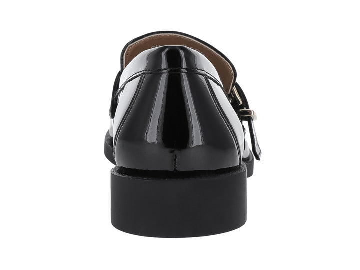 Zapato mocasín de charol negro con hebilla metálica plateada y tacón bajo.