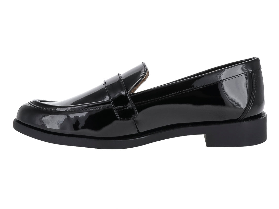 Zapato mocasín de charol negro con hebilla metálica plateada y tacón bajo.