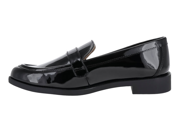 Zapato mocasín de charol negro con hebilla metálica plateada y tacón bajo.