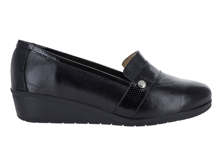 Zapato negro de cuña con correa frontal perforada y botón metálico.