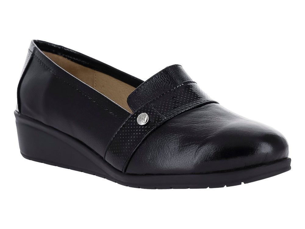 Zapato negro de cuña con correa frontal perforada y botón metálico.