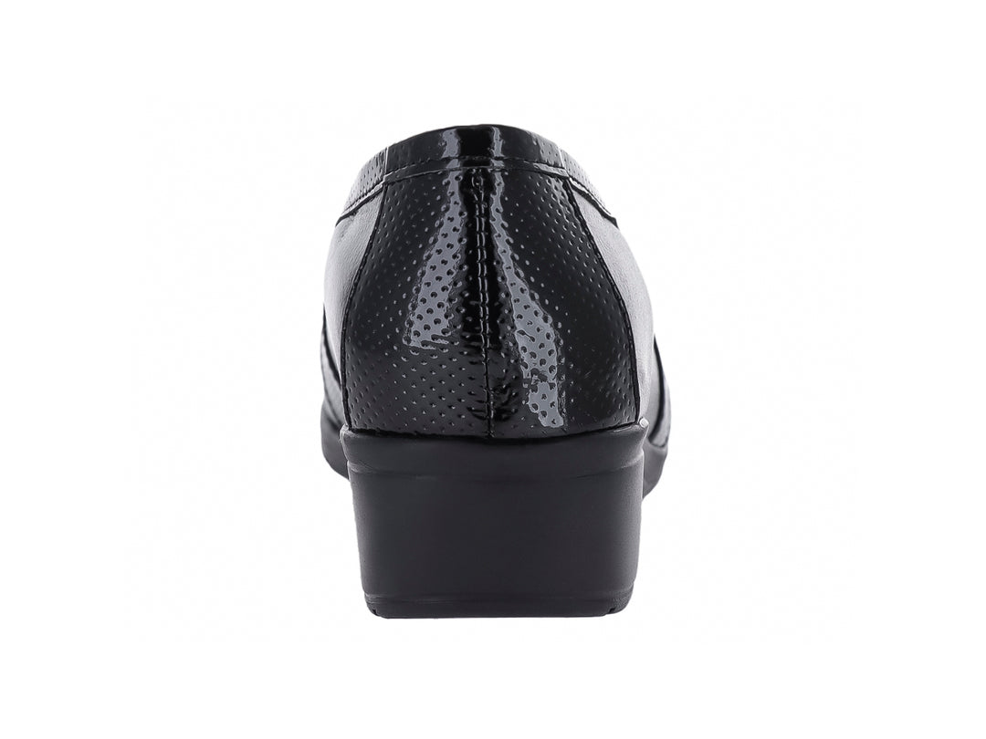 Zapato negro de cuña con correa frontal perforada y botón metálico.