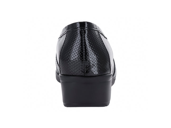 Zapato negro de cuña con correa frontal perforada y botón metálico.