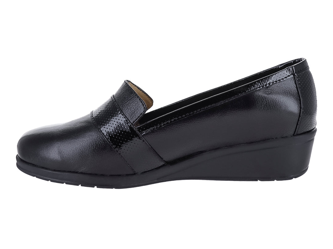 Zapato negro de cuña con correa frontal perforada y botón metálico.