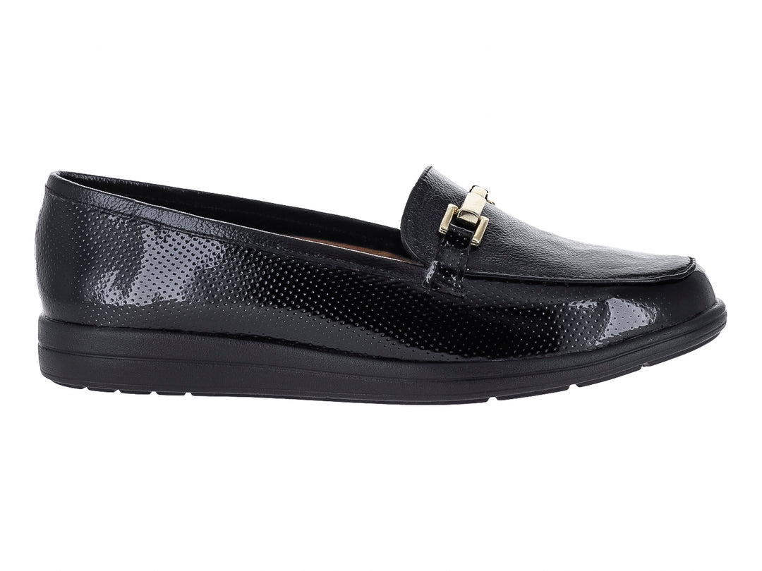 Zapato plano tipo mocasín color negro con textura perforada y detalle de hebilla dorada en la parte superior.