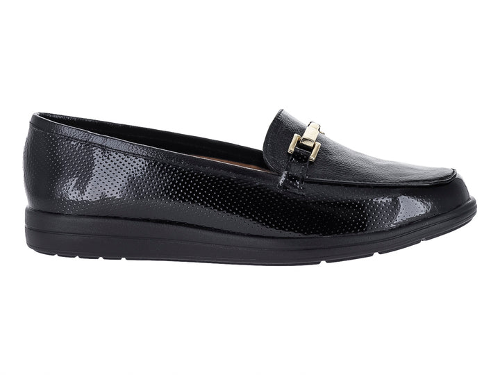 Zapato plano tipo mocasín color negro con textura perforada y detalle de hebilla dorada en la parte superior.