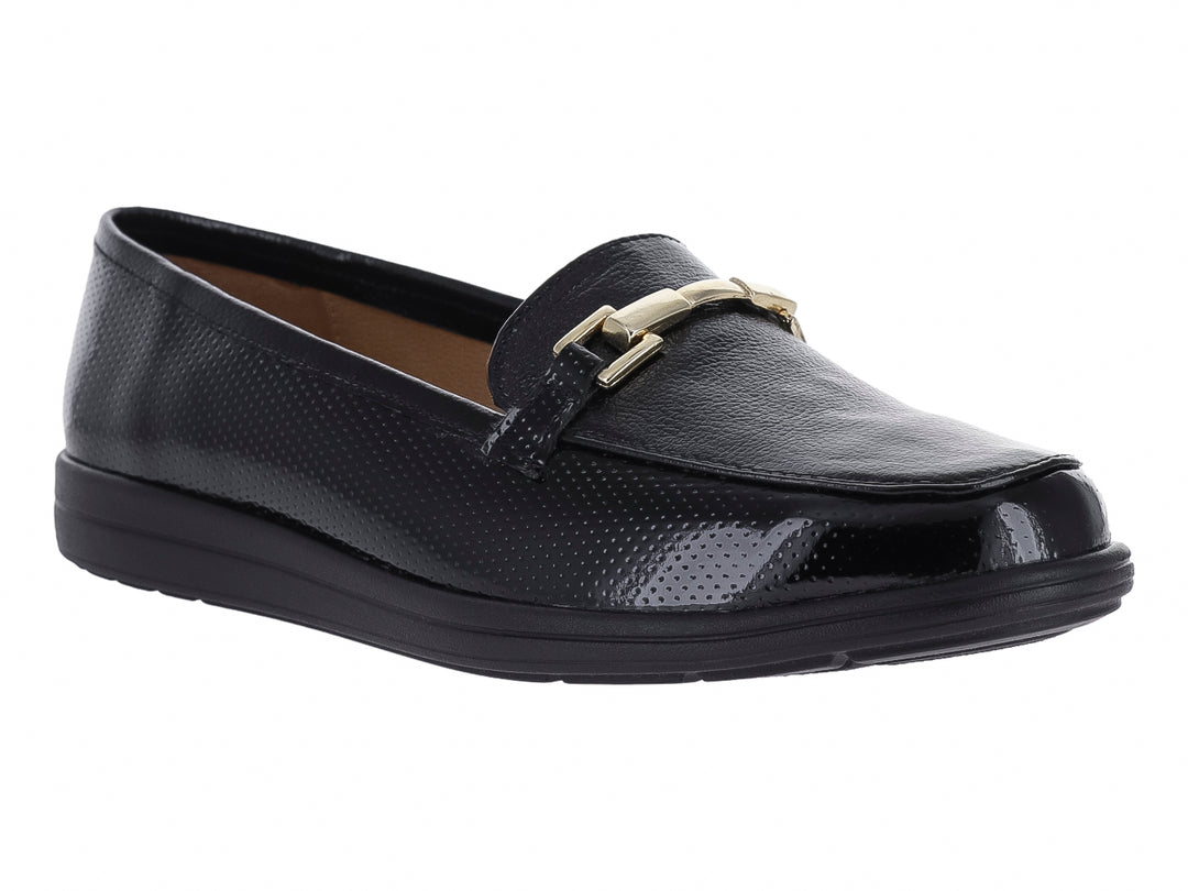 Zapato plano tipo mocasín color negro con textura perforada y detalle de hebilla dorada en la parte superior.