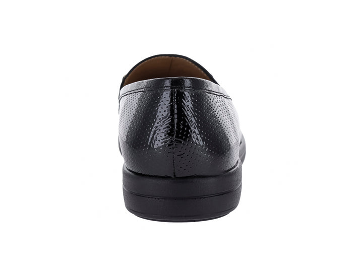 Zapato plano tipo mocasín color negro con textura perforada y detalle de hebilla dorada en la parte superior.