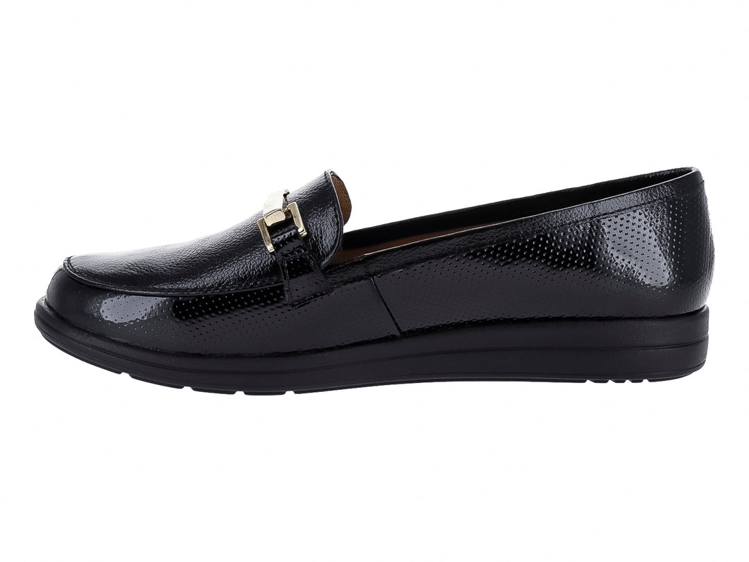 Zapato plano tipo mocasín color negro con textura perforada y detalle de hebilla dorada en la parte superior.