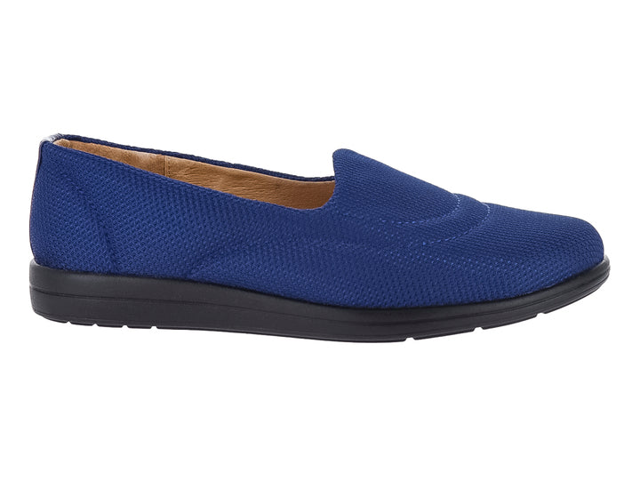 Zapato plano de malla color azul marino con suela negra para mujer.