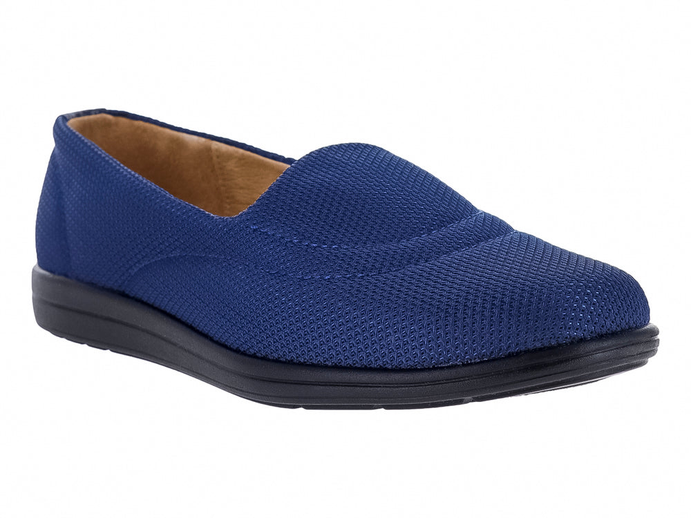 Zapato plano de malla color azul marino con suela negra para mujer.