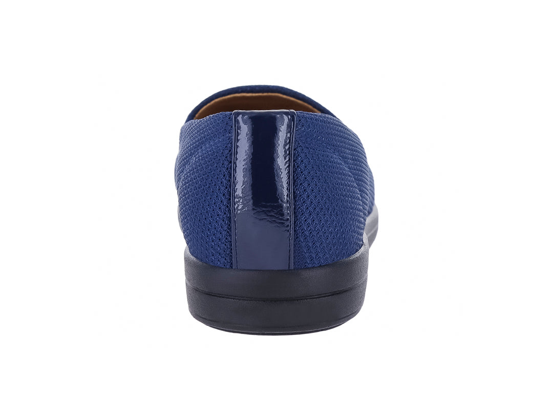 Zapato plano de malla color azul marino con suela negra para mujer.