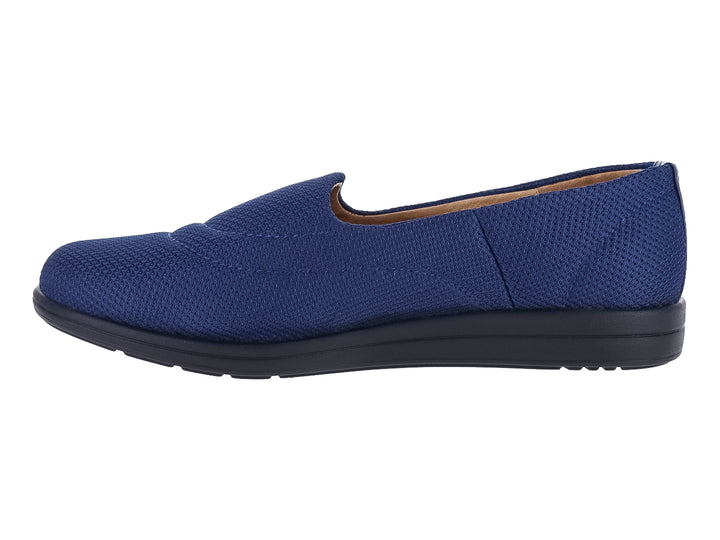 Zapato plano de malla color azul marino con suela negra para mujer.
