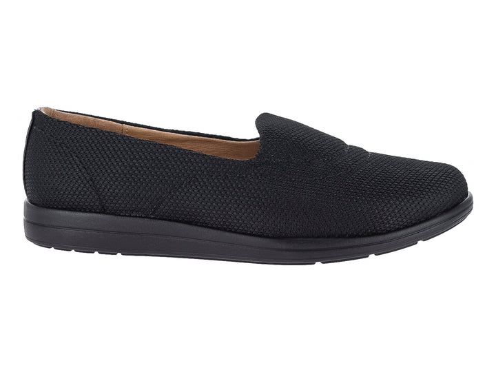 Zapato plano estilo slip-on de malla color negro con suela cómoda y diseño casual.