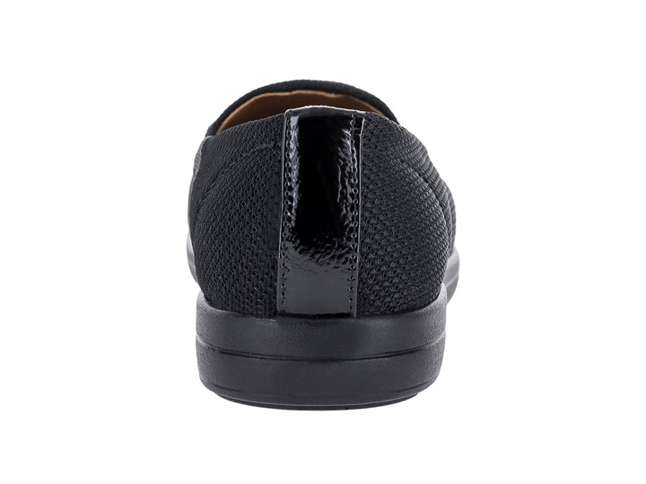 Zapato plano estilo slip-on de malla color negro con suela cómoda y diseño casual.