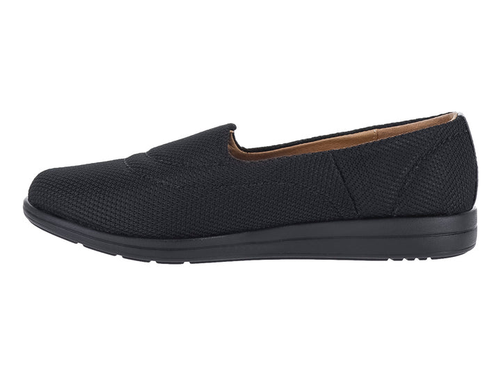 Zapato plano estilo slip-on de malla color negro con suela cómoda y diseño casual.
