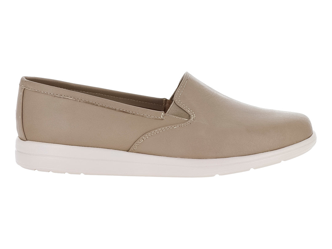 Zapato plano estilo slip-on color nude con suela blanca.