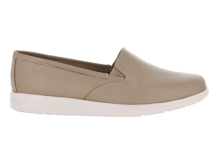 Zapato plano estilo slip-on color nude con suela blanca.