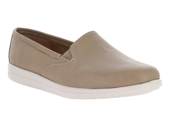 Zapato plano estilo slip-on color nude con suela blanca.