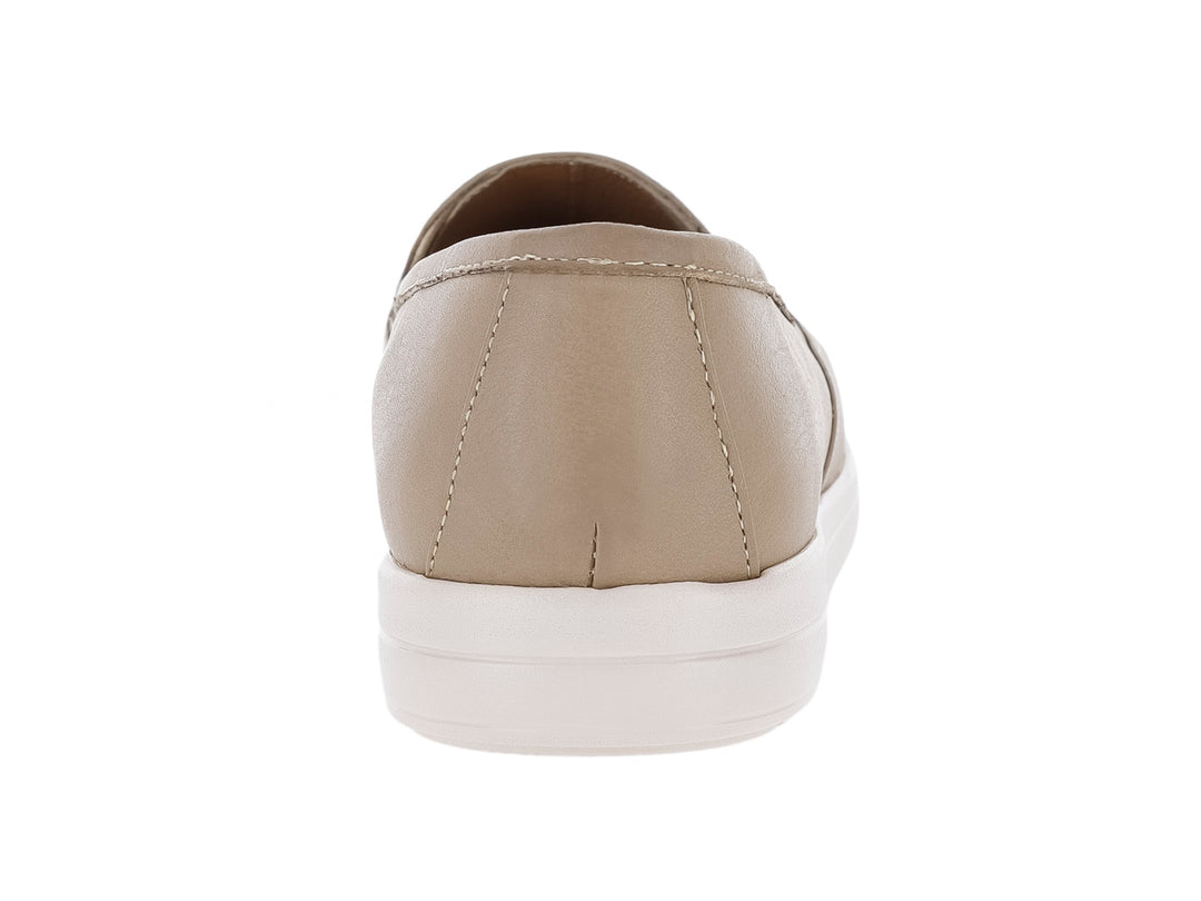 Zapato plano estilo slip-on color nude con suela blanca.