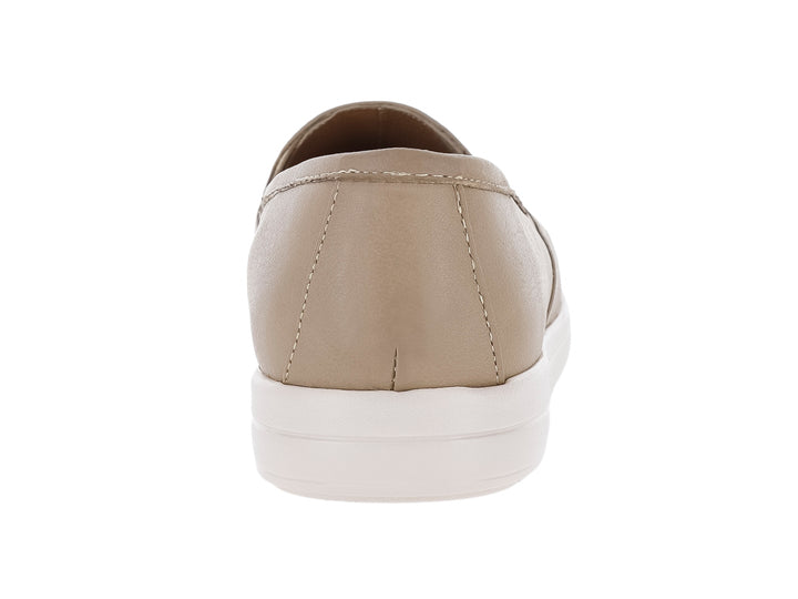 Zapato plano estilo slip-on color nude con suela blanca.