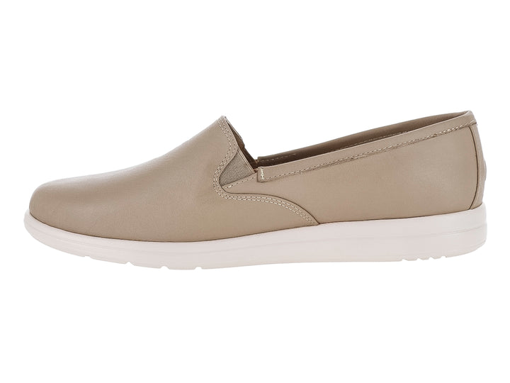Zapato plano estilo slip-on color nude con suela blanca.