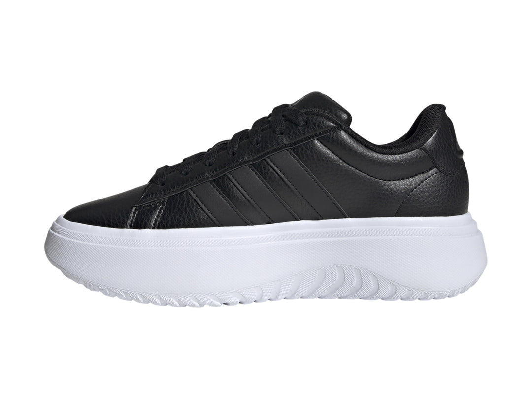 Tenis Adidas Grand Court plataforma color negro con suela blanca ancha.