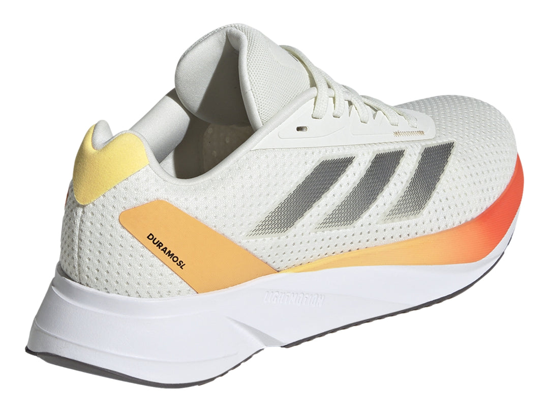 Tenis Adidas Duramo SL color marfil con detalles en naranja y franjas plateadas laterales.