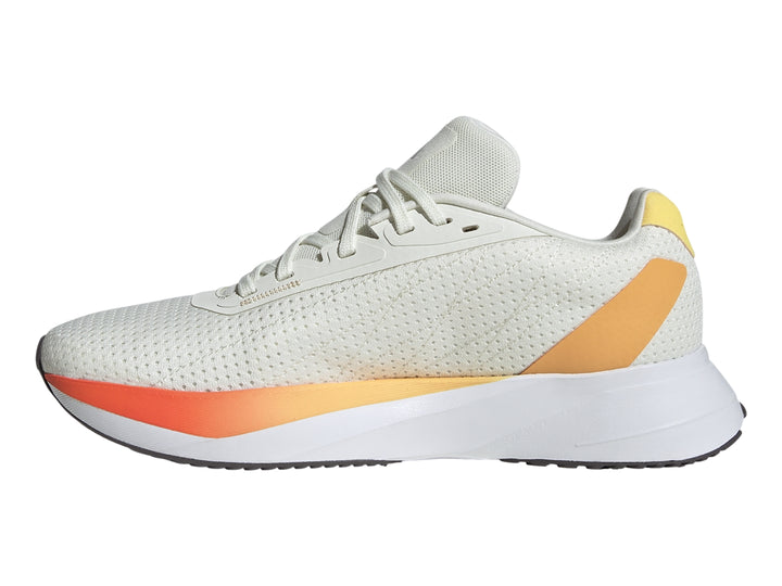 Tenis Adidas Duramo SL color marfil con detalles en naranja y franjas plateadas laterales.