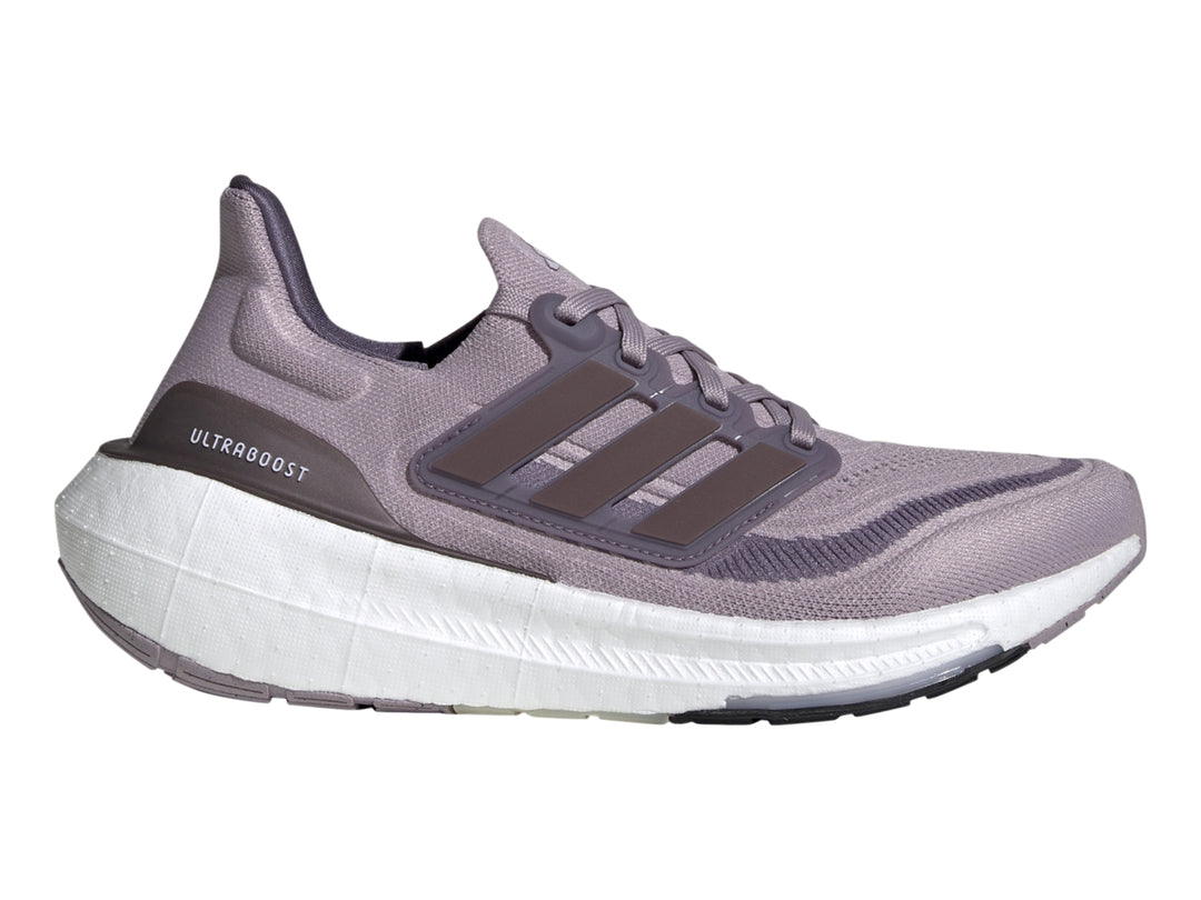 Tenis Adidas Ultraboost Light color morado orquídea con suela blanca para mujer.