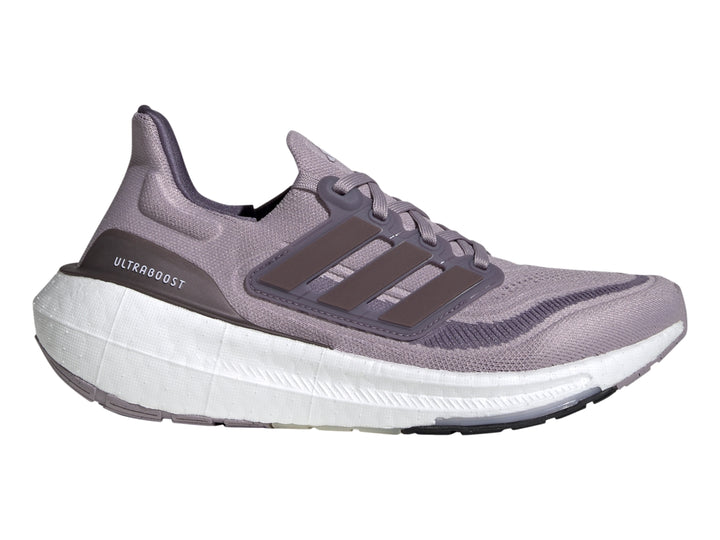 Tenis Adidas Ultraboost Light color morado orquídea con suela blanca para mujer.