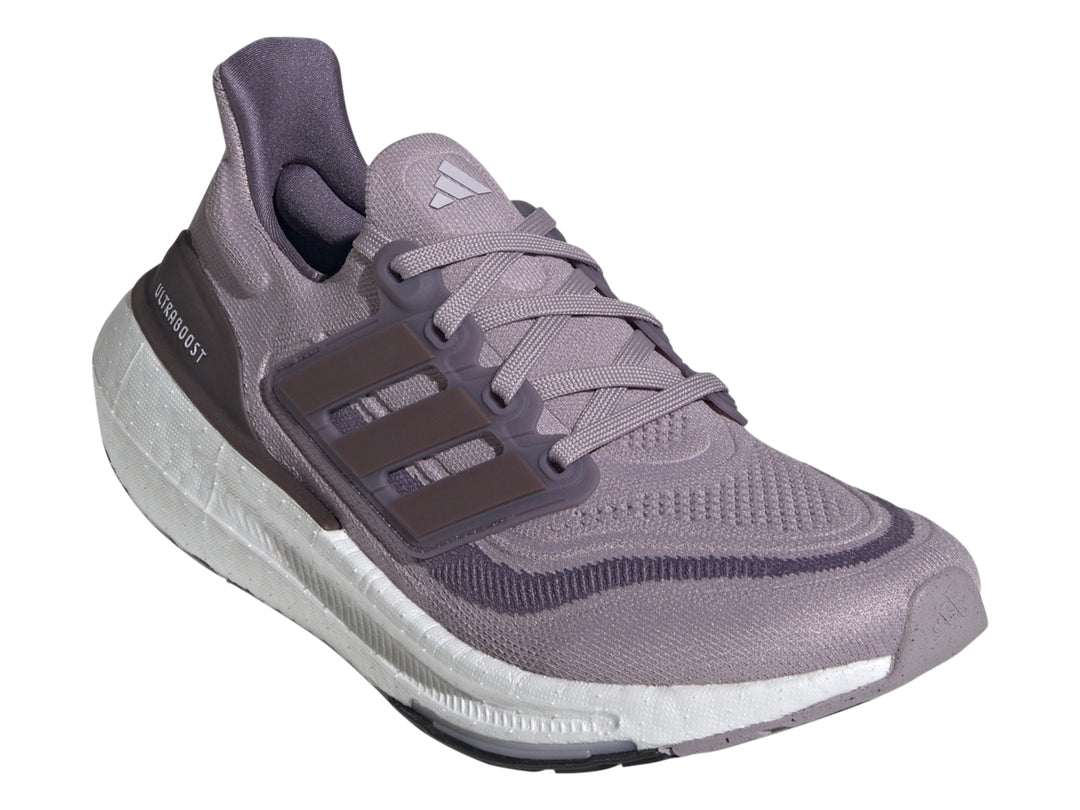 Tenis Adidas Ultraboost Light color morado orquídea con suela blanca para mujer.