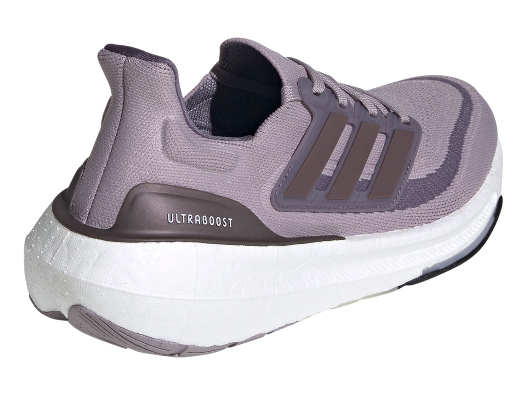 Tenis Adidas Ultraboost Light color morado orquídea con suela blanca para mujer.