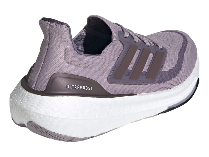 Tenis Adidas Ultraboost Light color morado orquídea con suela blanca para mujer.
